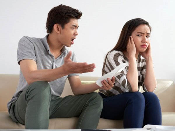 आपका साथी आपको हर चीज के लिए दोषी ठहराता है