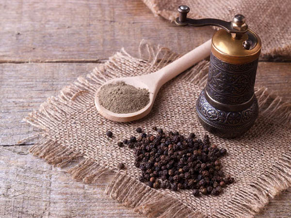 बालों के लिए काली मिर्च के फायदे