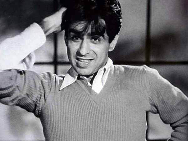 शर्ट के ऊपर स्वेटर