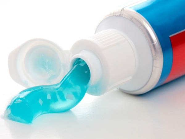 टूथपेस्ट से मुंहासें होंगे ठीक