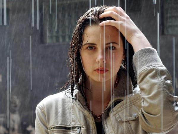 बरसात में बाल क्यों झड़ते हैं?