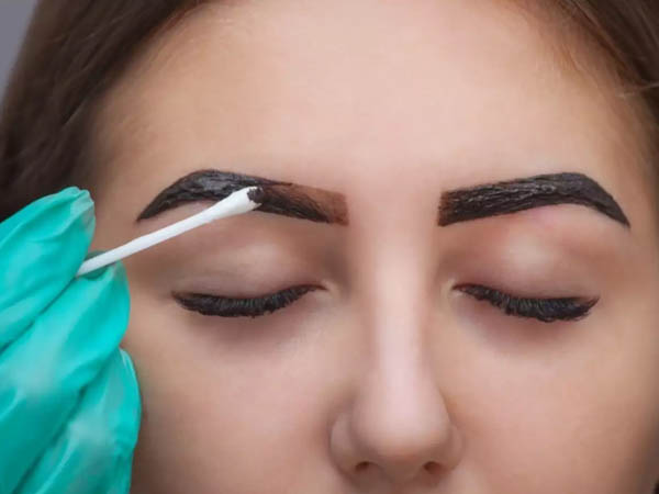पलकों और आइब्रो को कलर करने का तरीका 