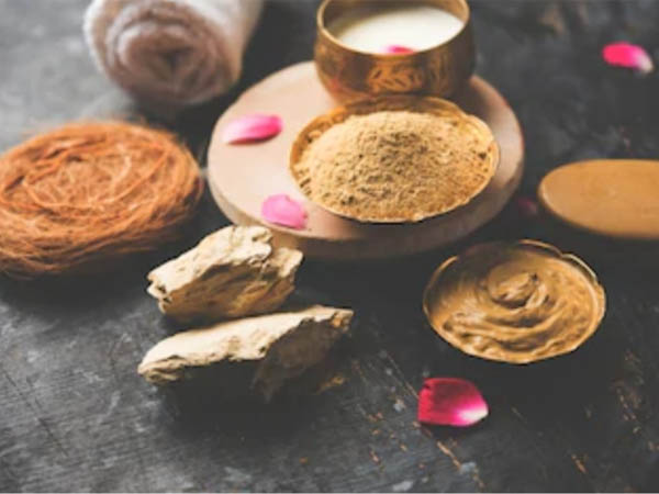 हल्दी और मुल्तानी मिट्टी फेस पैक 