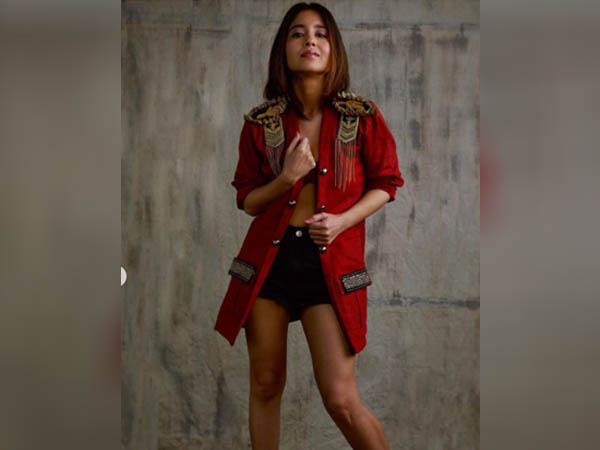 शॉर्ट पैंट और रेड जैकेट में श्वेता त्रिपाठी