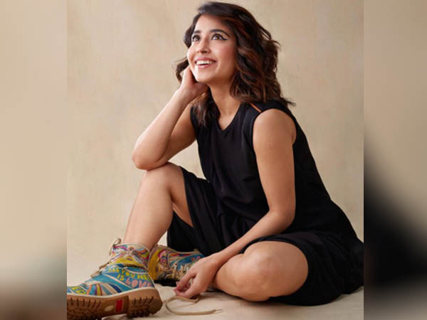 ब्लैक ड्रेस में श्वेता त्रिपाठी