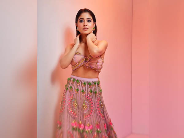 पिंक लहंगे में श्वेता त्रिपाठी