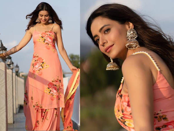 फ्लोरल प्रिंट गरारा सूट में आमना शरीफ