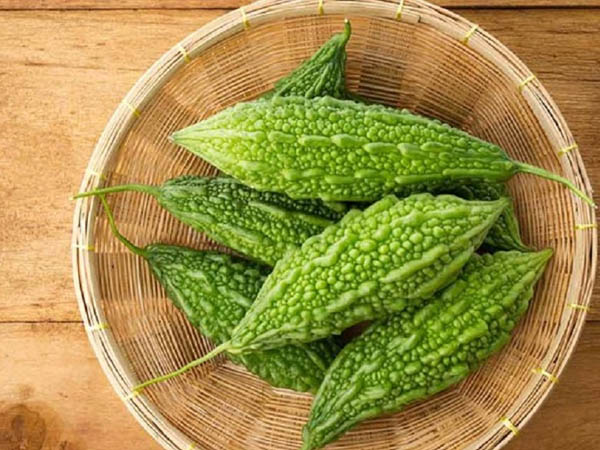 एक्ने और पिंपल के लिए करेला क्लींजर