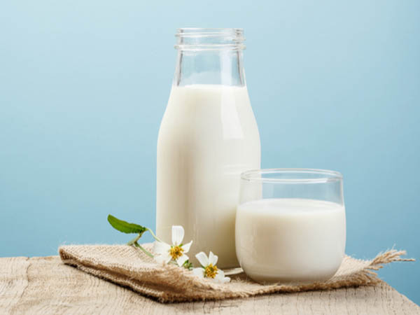 दूध और कॉटन का करें इस्तेमाल