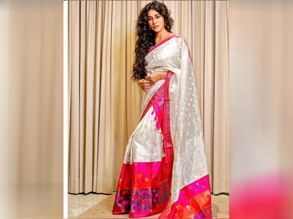 व्हाइट साड़ी लुक