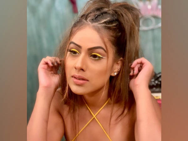 कलरफुल लाइनर के साथ करें लाइट मेकअप