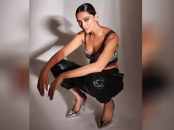 ब्रालेट टॉप में दीपिका पादुकोण ब्रालेट टॉप में दीपिका पादुकोण