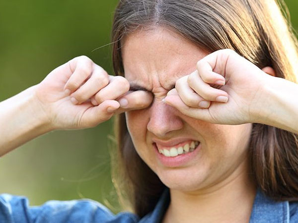 आंखों को रगड़ने से कैसे बचें