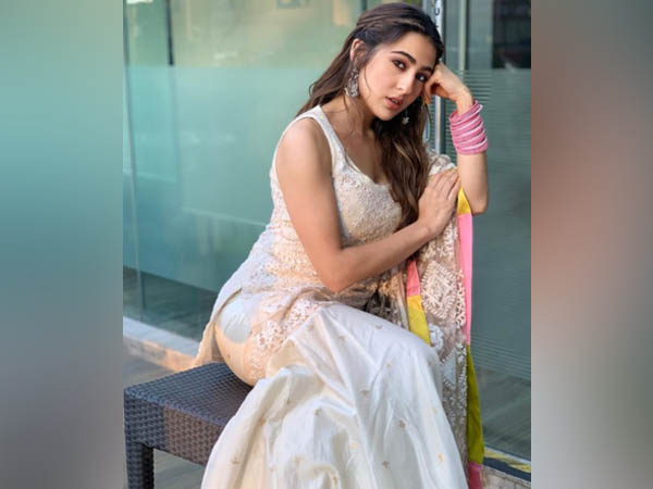 व्हाइट शरारा लुक 