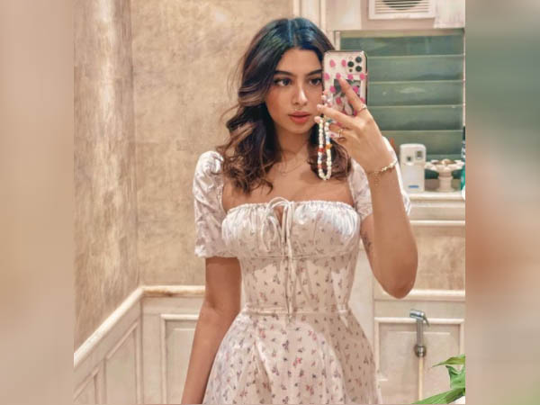 व्हाइट ड्रेस में खुशी कपूर