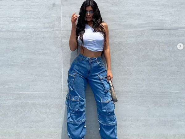 व्हाइट शर्ट और ब्लू जींस