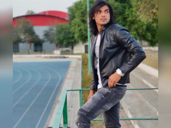 लेदर जैक्ट और ब्लैक जींस में नीरज चोपड़ा
