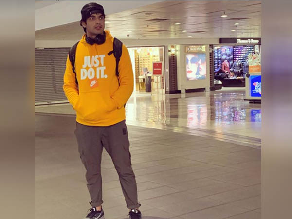 ओवरसाइज़्ड हुडी में नीरज चोपड़ा
