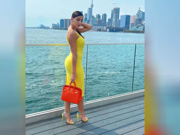 बॉडी हगिंग ड्रेस में नोरा फतेही