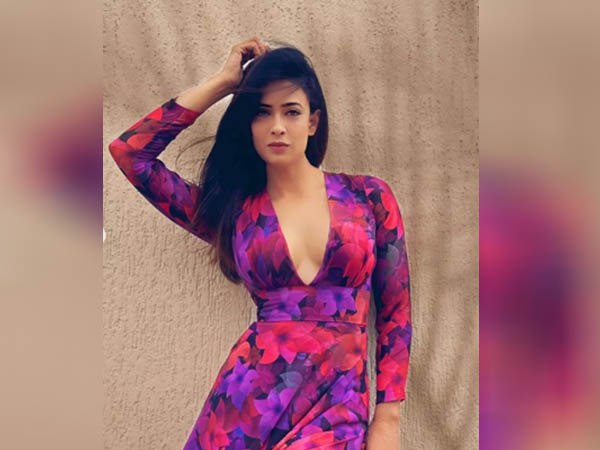 Shweta Tiwari Look Bold In Floral Print Deep Neck Dress Shweta Tiwari Look Bold In Floral Print Deep Neck Dress