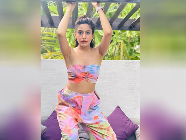 मल्टी कलर पैंट और स्ट्रैप्लेस टॉप में सुरभि चंदना 