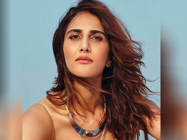 सुबह और रात को त्वचा पर लगाती है मॉइश्चराइजर 