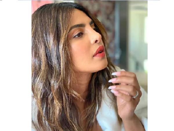 प्रियंका चोपड़ा न्यूड रेड शेड