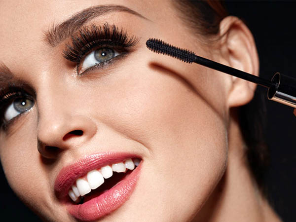 अच्छे ब्रांड का मेकअप प्रोडक्ट का यूज करें