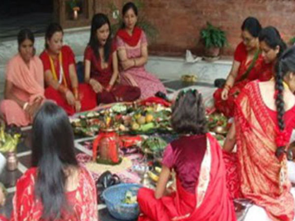 महिलाएं करती हैं निर्जला व्रत