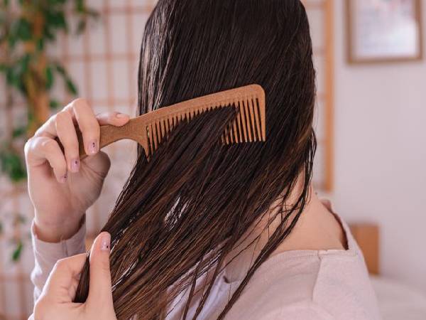 गीले बालों में कंघी नहीं करनी चाहिए