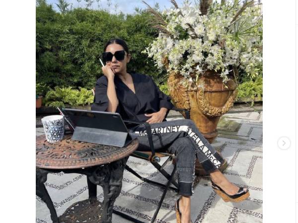 ब्लैक शर्ट और जींस में गौरी खान