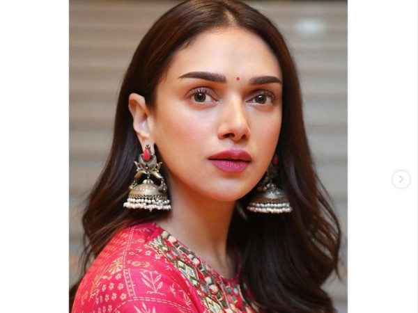 अदिति के लुक को ऐसे करें रीक्रिएट