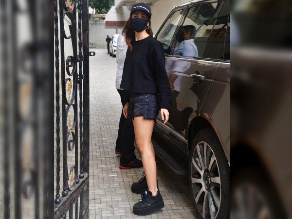 ऑल ब्लैक लुक में आलिया