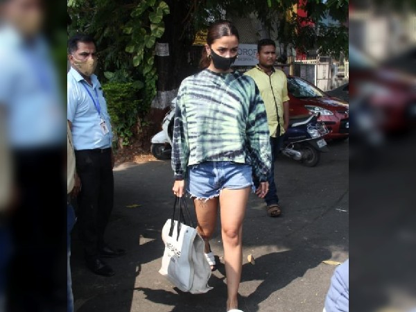 ब्लू डेनिम शॉर्ट्स में आलिया