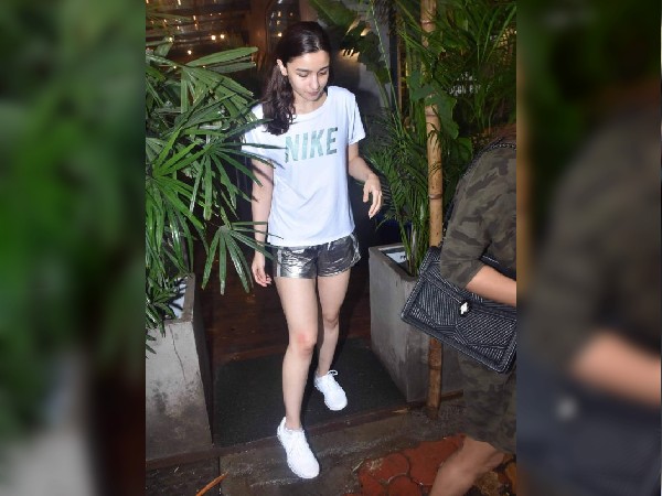  मैटेलिक शॉर्ट्स में आलिया