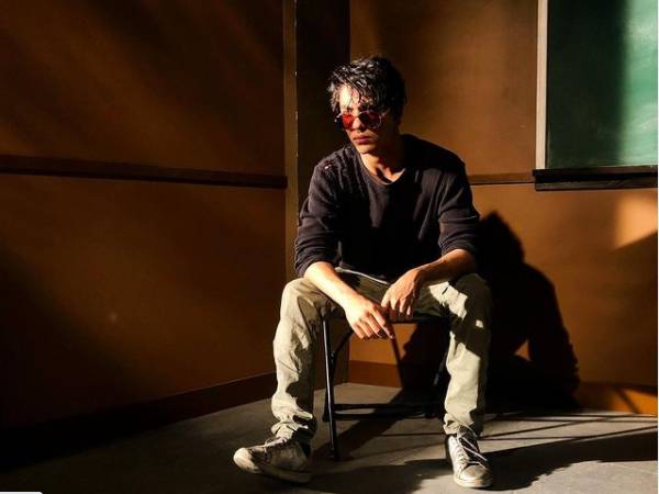 ब्लैक टीशर्ट और लाइट शेड पैंट में आर्यन खान