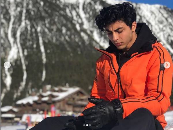 ऑरेंज जैकेट और ब्लैक पैंट में आर्यन खान