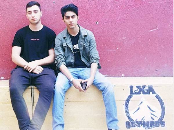 डेनिम जैकेट और जींस में आर्यन खान