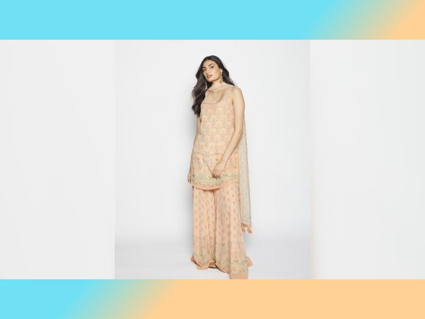 अथिया शेट्टी का पीच शरारा सेट