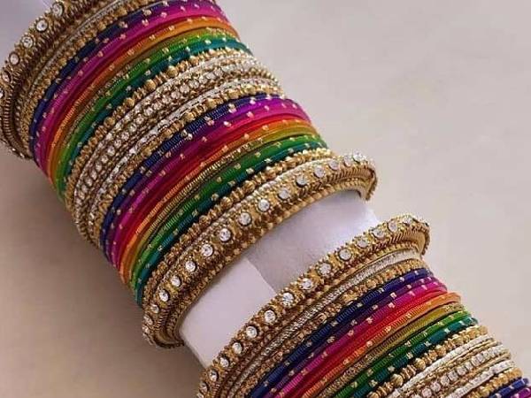 कलरफुल चूड़ियां