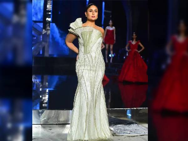 करीना कपूर लैक्मे फैशन रैंप वॉक 