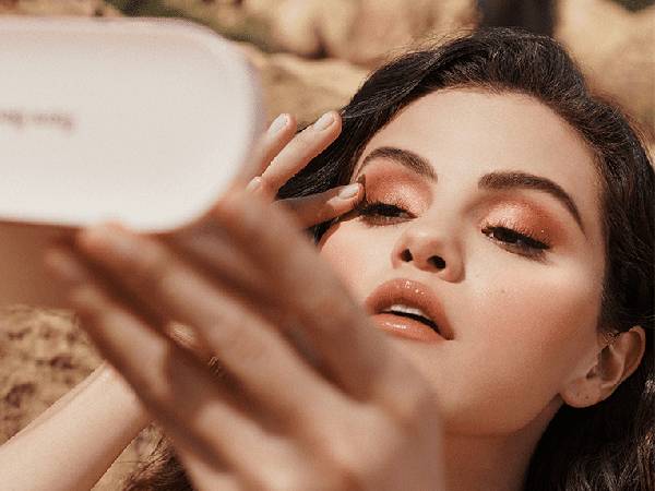 मेटालिक आईशैडो को ब्रश की जगह उंगलियों से लगाएं