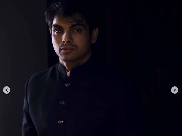 ब्लू ट्रेडिशनल ड्रेस में नीरज चोपड़ा