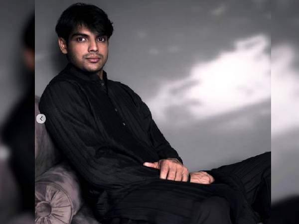 ब्लैक कुर्ते में नीरज चोपड़ा