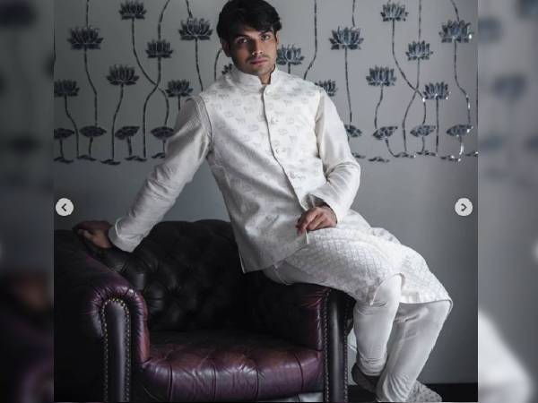  व्हाइट शेरवानी और हाफ जैकेट में नीरज