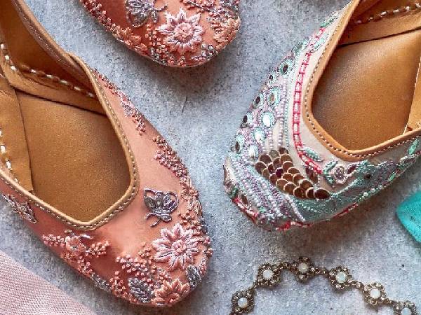 जूतियां या मोजड़ी