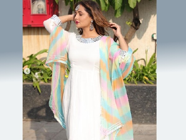 रश्मि देसाई व्हाइट ट्रेडिशनल ड्रेस 