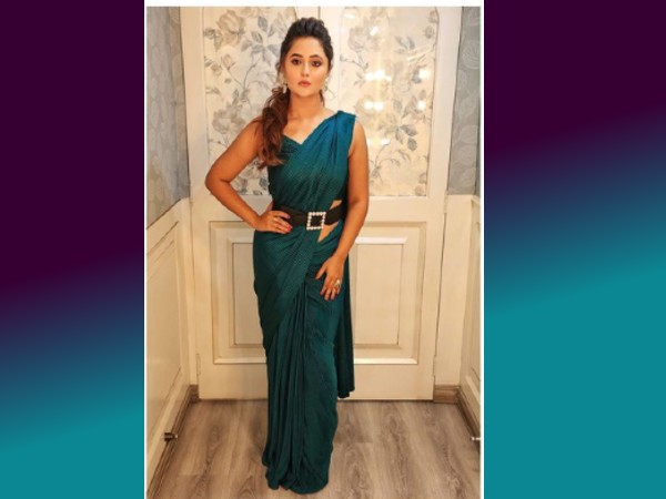 ब्लू साड़ी में रश्मि देसाई