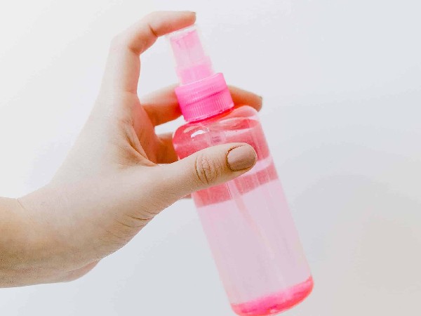 ऑयली स्किन के लिए सेटिंग स्प्रे