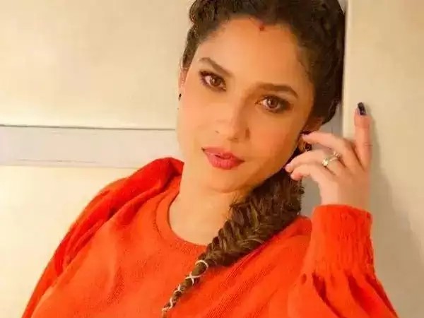 इंडो वेस्टर्न आउटफिट के साथ ऐसे लगाएं सिंदूर